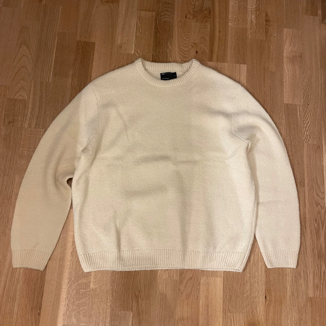 Beige stickad tröja med rund hals