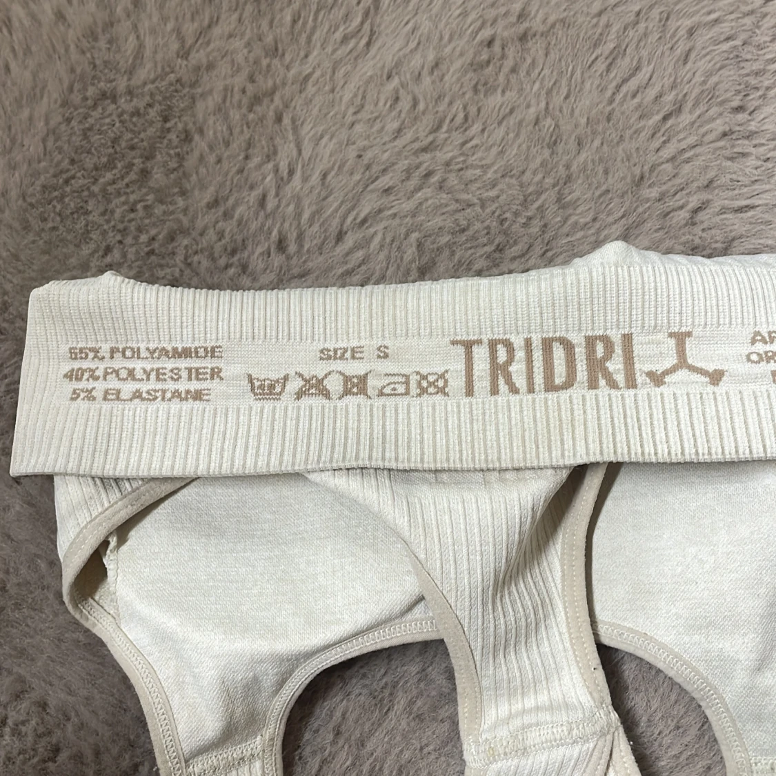 Ljus beige ribbad sport-bh från TriDri - 2