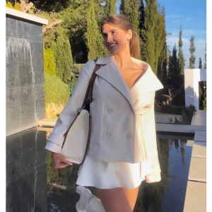 Vit kappa med dubbelknäppning - Jättefin kappa som knappt är använd!! Storlek  xs/s