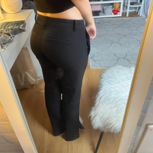 Bikbok kostymbyxor - Säljer dessa kostym byxor då de har blivit för små för mig, de är i storlek 34 och är köpta från Plick. Fint skick och inga defekter! 