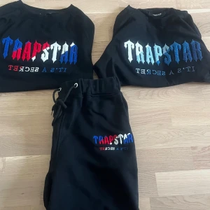 Trapstar set + en tshirt  - Säljer två stycken trapstar t-shirts, en av tshirterna har matchande shorts.