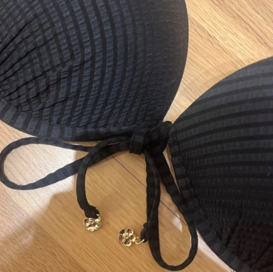 Svart ribbad bikiniöverdel från H&M - 1