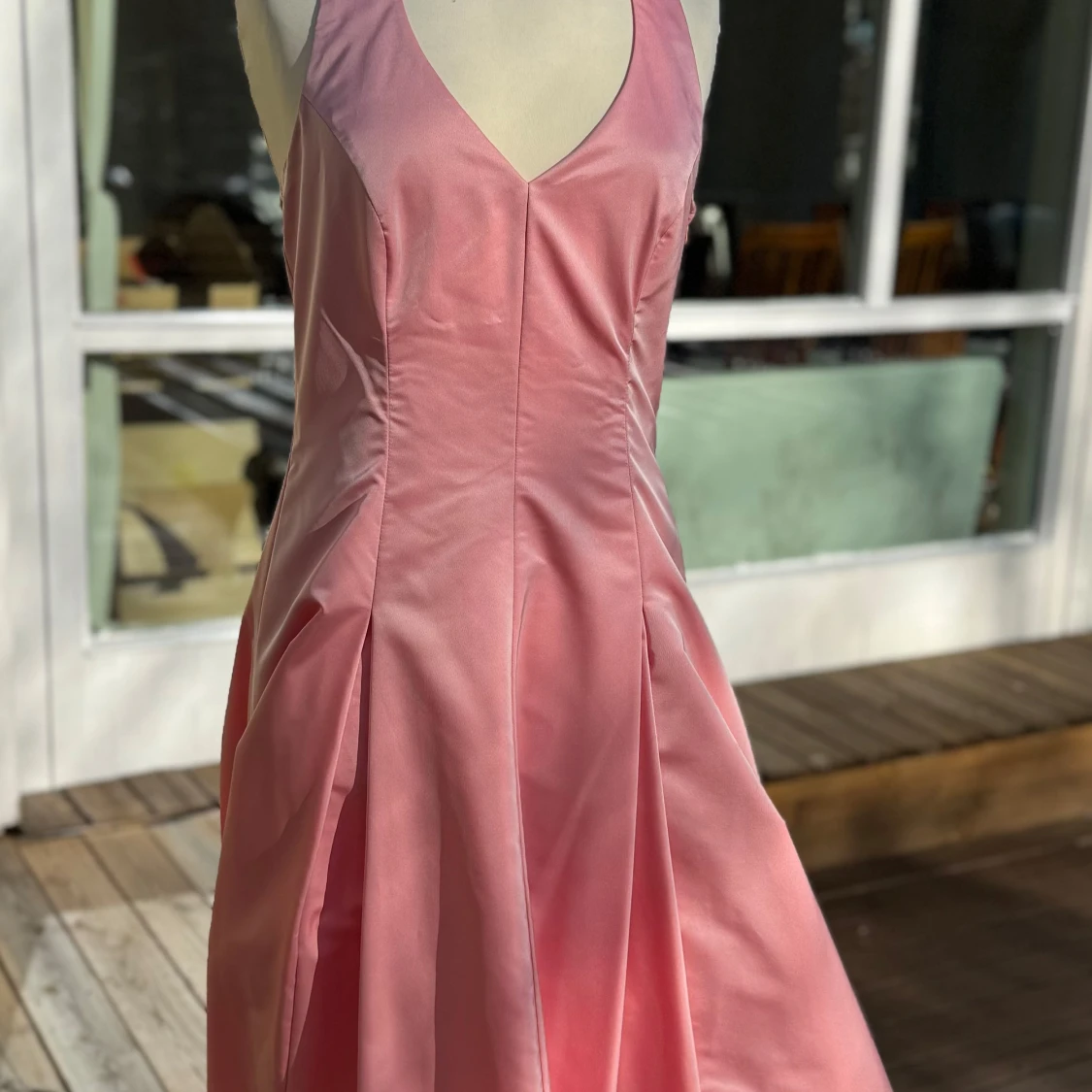 Aftonklänning med v-ringning - 3