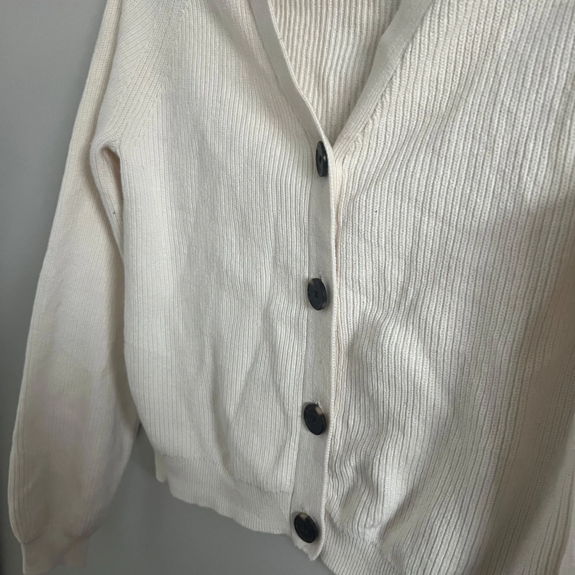 Vit ribbad kofta med knappar - 1