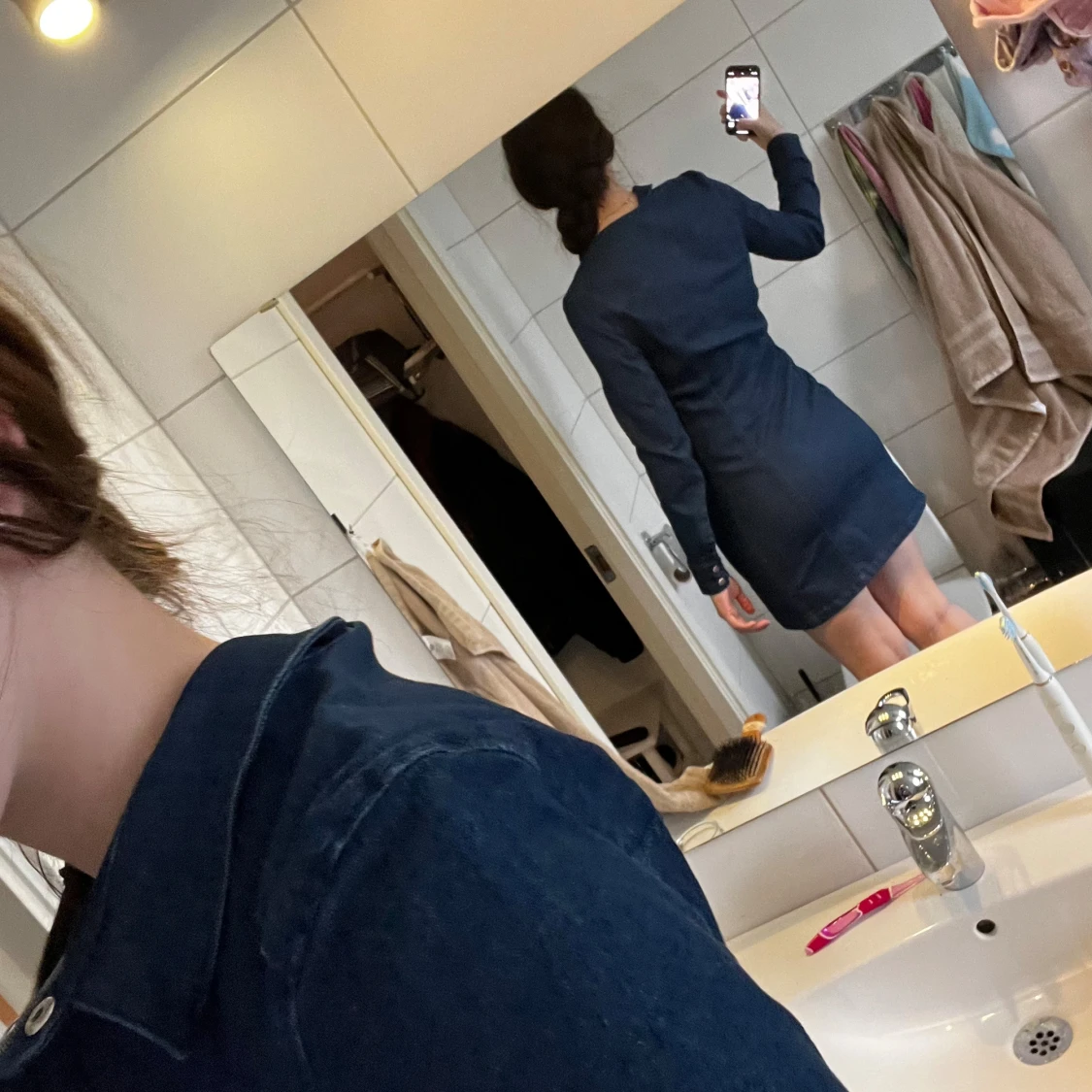 Mörkblå jeansklänning med knappar - 1