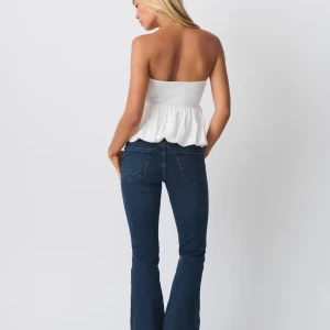 Mörkblå bootcut jeans - Säljer ett par mörkblå bootcut jeans med klassisk femficksdesign och låg midja. Jeansen har en snygg utsvängd passform nertill och är perfekta för en trendig vardagslook. 