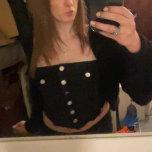 Svart jeanstopp - Säljer en svart jeanstopp med knappar framtill. Köpt här på plick, storlek XS. Bra skick då jag bara använt den 2-3 gånger💕