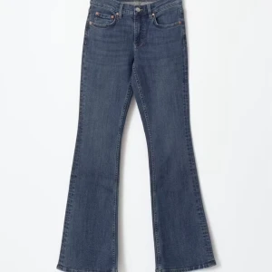 Blå bootcut jeans - Säljer ett par blåa bootcut jeans ifrån Gina tricot. Byxorna är midwaist och är i storlek 34.