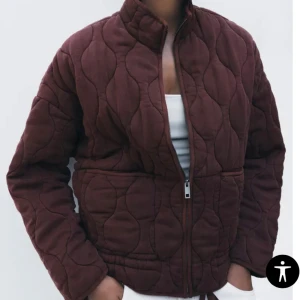Zara jacka  - Säljer denna superfina quiltade jackan från Zara i en superfin och trendig vinröd/burgundy. Använd 2 gånger så i ett superfint skick! Som ny! Nyprid 859, säljer för 400kr. Storlek S.