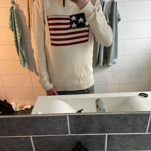 Vit stickad tröja från selected homme - Säljer en vit stickad tröja från selected homme i storlek S🤩Tröjan är i sprillans nytt skick och är aldrig använd🙌Perfekt tröja till hösten och sommaren🤝