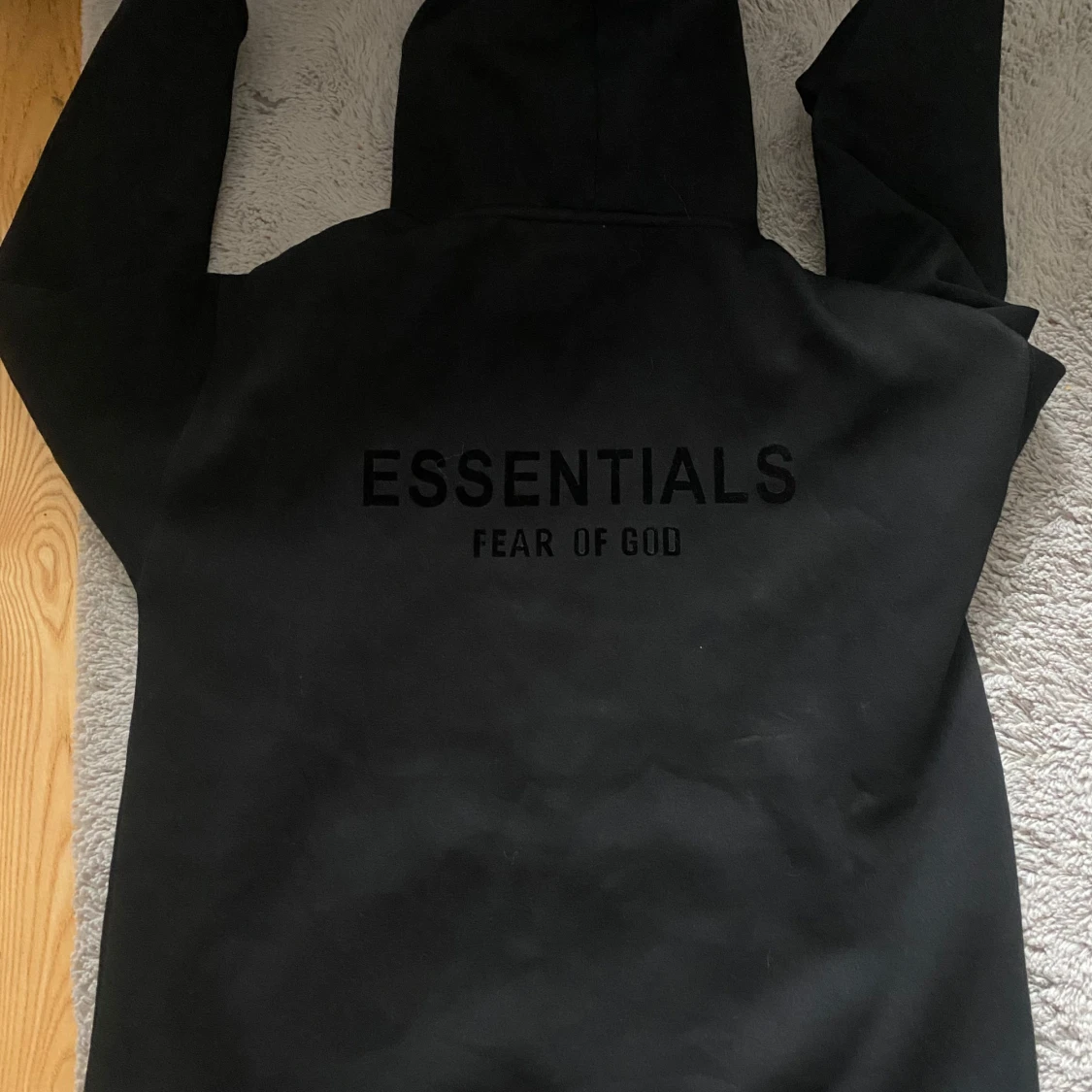 Svart Essentials Fear of God hoodie