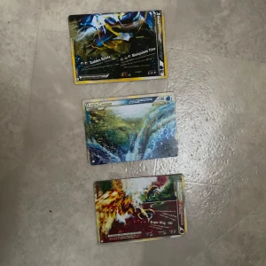 Pokémonkort - LEGEND-serien - Tre Pokémonkort från LEGEND-serien. Motiven visar kraftfulla legendariska Pokémon med färgstarka illustrationer och holografiska detaljer. Korten har klassisk Pokémon-design på baksidan och är samlarobjekt för fans. Riktigt ovanliga kort!! Pris kan diskuteras! Kostnaden är INTE 123kr
