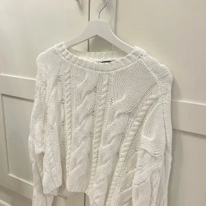 Vit stickad tröja  - Fin vit stickad tröja ifrån Bikbok strl XS