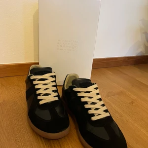 Maison Margiela GATs - sneakers  - Inga skador, följer med boxen och papper, finns tecken på användning då jag har haft dem länge. Fraktas säkert, snabbt och fint. Vid mer frågor är det bara att skriva! 