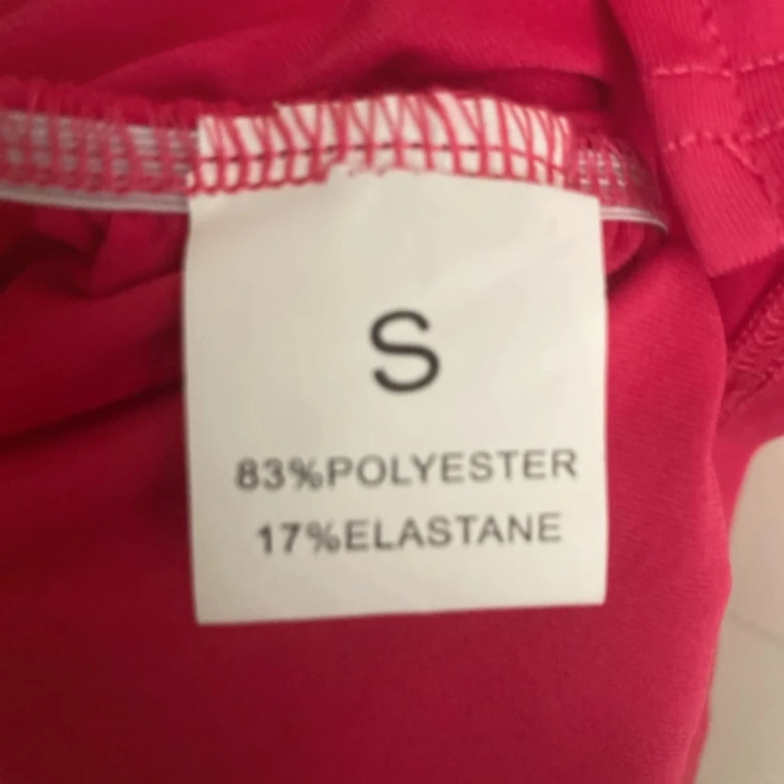 Röd tight miniklänning med öppen rygg och knyt - 3