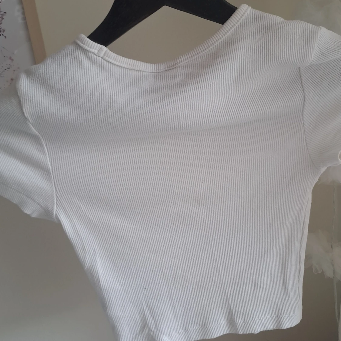 Vit ribbad croppad t-shirt - 1