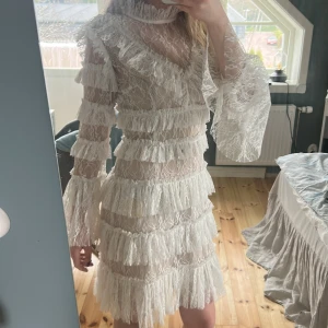 By Malina klänning🤍 - 1450 är mitt allra lägsta pris!!!                                      Säljer min älskade bymalina klänning som jag köpte här på Plick för 2000 den är använd två gånger och då på konfirmation och skolavslutning. Älskar den verkligen men säljer för att den inte kommer till användning längre. Perfekt till student, bal, konfirmation eller skolavslutning🤍🤍(min spegel är smutsig inte klänningen!!!)