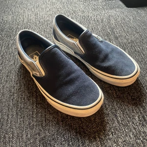 Vans sneakers  - Vans skor, knappt använda!! säljes så de blivit för små