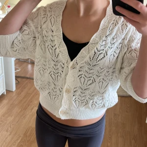 Vit stickad kofta från Kappahl - Superfin vit stickad kofta från Kappahl i storlek S perfekt som en fest topp men funkar även till vardag. Har aldrig använt och säljer därför den inte kommer till användning❤️