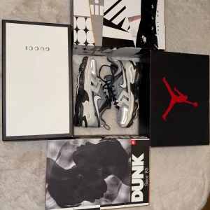 Nike Air Vapormax 360 i grå och svart - Nike Air Vapormax 360 sneakers i grått, svart och vitt med genomskinlig sula. Ovandelen är i mesh och syntet med svarta snören och silverdetaljer. Swoosh-logga på sidan och klassisk Vapormax-dämpning för en futuristisk look.