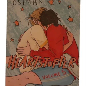 Heartstopper Volume 5 och Volume 1💝 - PÅ VOLUME 5 KOSTAR DE 200kr OCH VOLUME 1 KOSTAR DE 150kr.Säljer Heartstopper Volume 5 av Alice Oseman. Omslaget visar två personer som kramas, med stjärnor runt omkring. Boken handlar om Nick och Charlie som är kära och utforskar vad som händer härnäst. Perfekt för dig som älskar romantiska berättelser och grafiska romaner. 💖(Jag har aldrig läst den här boken fick den igår)Språk ENGELSKA!