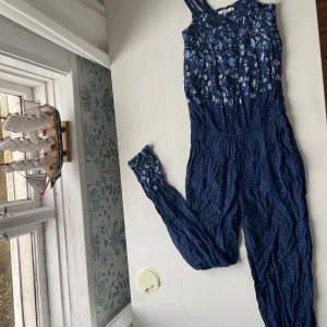 Blå blommig byxdress med smock  - Skriv jättegärna om ni är intresserade för har lagt upp på Vinted också!🙌Mörkblå byxdress med små blommor. Perfekt för en avslappnad och trendig look. H&M