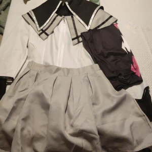 Homura akemi cosplay  - SKRIV INNAN KÖP!! TAR BARA SWISHSäljer den eftersom att den har blivit för liten för mig, använd några få gånger men har inga skador, finns dock en fläck på höger axel men den syns inte så mycket köparen betalar frakten. Har katt i hemmet