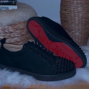 Svarta loubs  med nitar  - Christian Louboutin i storlek 44, har tecken på användning men har varit väl omhändertagen.