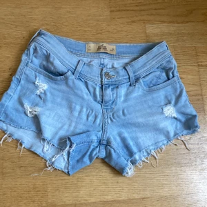 Low waist jeanshorts Hollister  - Säljer dessa fina ljusblå low waist jeansshorts från Hollister. Köpta secondhand . Det står storlek w25/xxs men skulle säga att de mer är storlek S.💗