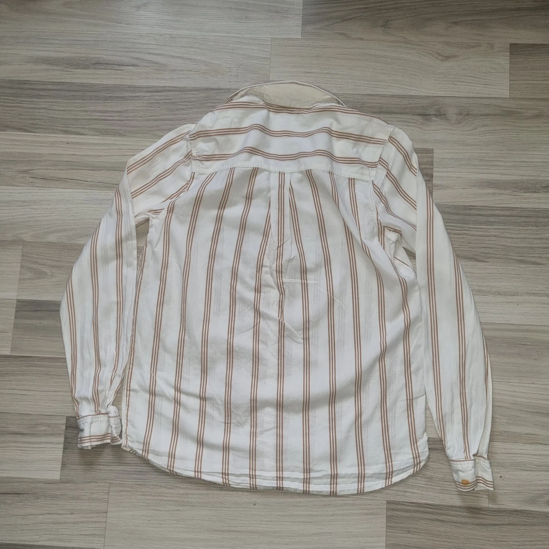 Vit och beige randig skjorta från Bik Bok - 1