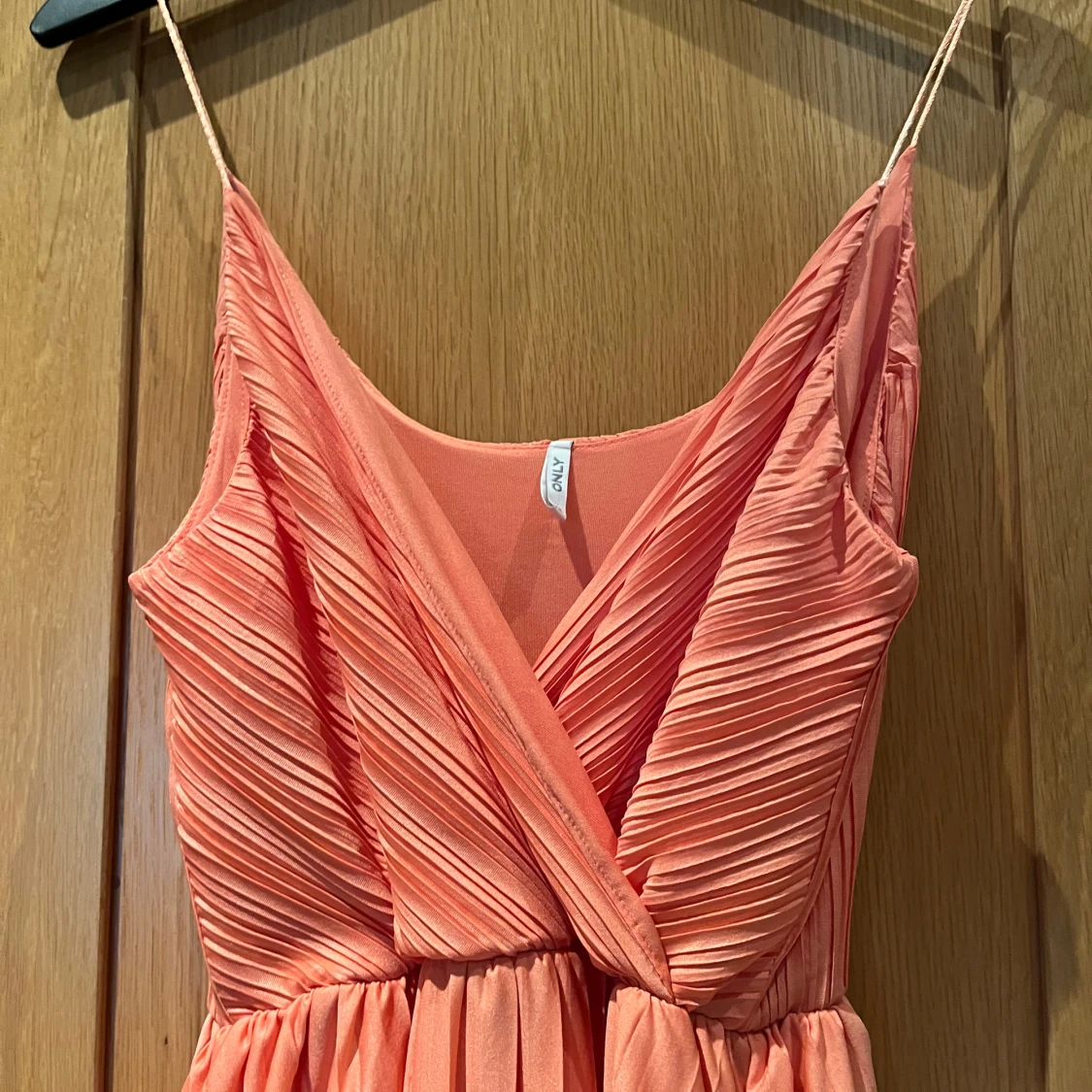 Lång korallklänning med plisserad överdel🧡🩷 - 1