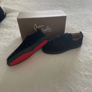 Christian Louboutin skor - Christian Louboutin skor i nyskick med mocka.