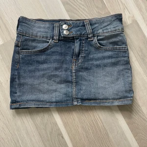 Lågmidjad jeanskjol - Skit snygg Lågmidjad jeanskjol i storlek 32. Finns inte att köpa på hemsidan💕