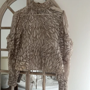 Mönstrad blus  - En väldigt fin och dressad blus från valerie. ÄLSKAR DEN men måste sälja den då den är en aning för liten, vilket är väldigt synd. Skicket är helt okej, den har ett litet hål i sidan av midjan, men det syns inte alls mycket!