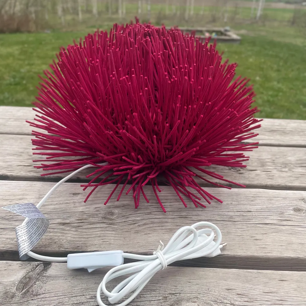 Säljer denna lampan. Skriv om du vill ha mer info. Glödlampa ingår. Hjälper min pappa att sälja. Den är aldrig använd. Muu.
