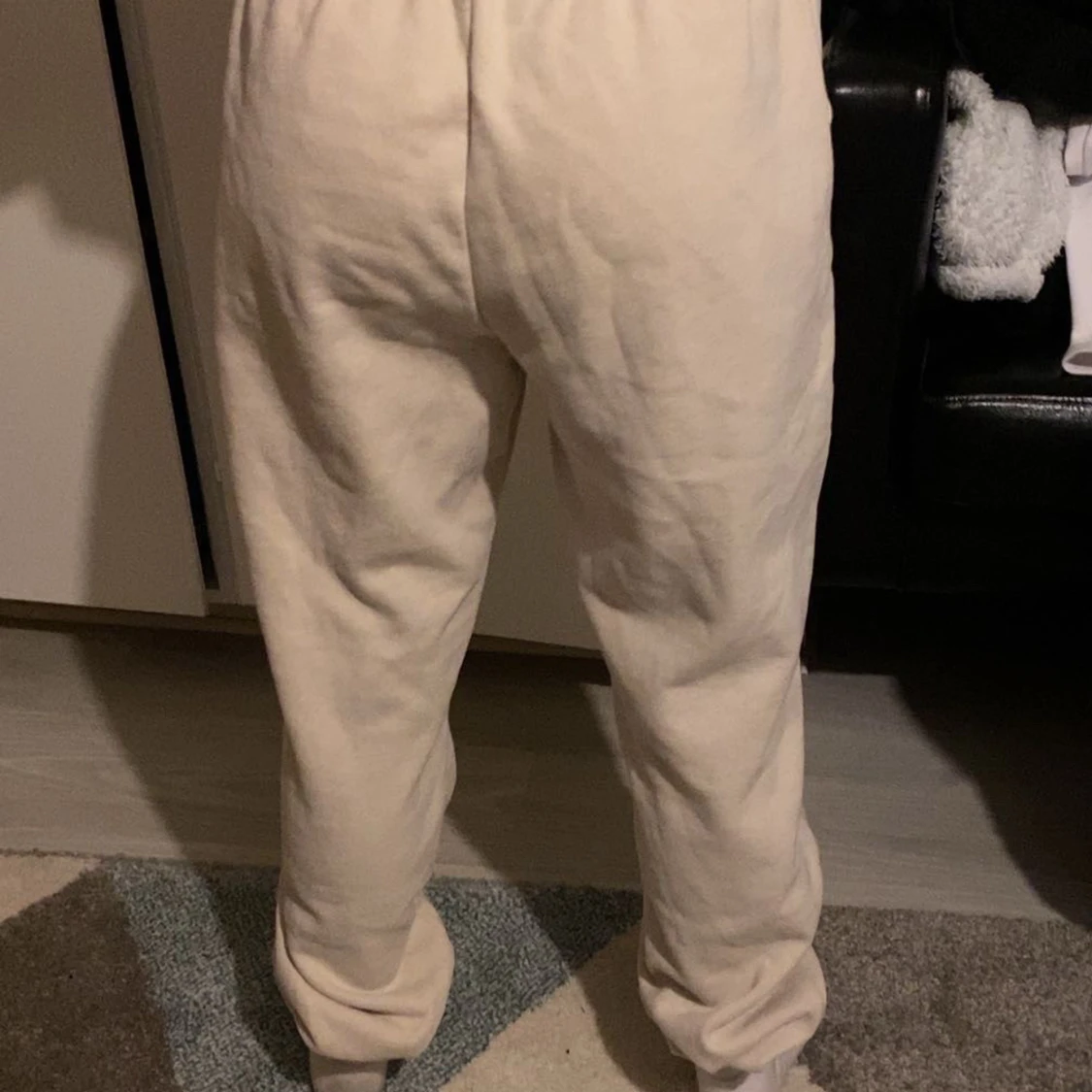 Beige mjukisbyxor med dragsko - 1