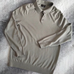 Ljusgrå pikétröja i merinoull från Massimo Dutti! - Hej! Säljer en otroligt snygg ljusgrå pikétröja från Massimo Dutti i mjuk merinoull. Tröjan är som sagt i merinoull vilket gör den oerhört mjuk och skön att använda. Passformen är slim fit. Storleken är L, men passar mer åt en M. Perfekt för en clean och avslappnad look. Färgen är beige/grå Vid fler frågor är det bara att höra av er!