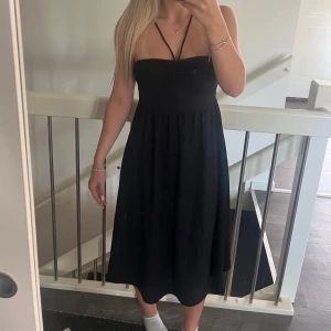 svart klänning  - jätte fin sommarklänning som går knyta på olika sätt💞💞aldrig använd 