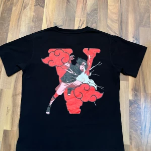VLONE X Sasuke t shirt large  - VLONE X Sasuke t shirt storlek large använd några gånger 