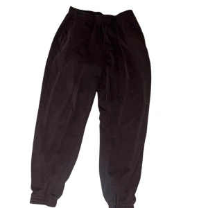 Svarta mjukisbyxor med resår - Svarta mjukisbyxor med resår i midjan och vid bensluten. Perfekta för en avslappnad stil och riktigt sköna att ha på sig. Byxorna har en enkel design utan synliga detaljer och passar till många olika outfits.