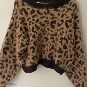 Leopardmönstrad fluffig tröja från H&M - Säljer en supermjuk och fluffig tröja från H&M med leopardmönster i beige och svart. Tröjan har långa ärmar, rund halsringning och ribbade muddar vid hals, ärmslut och nederkant! Storlek är S men funkar såklart upp mot större storlekar 💞