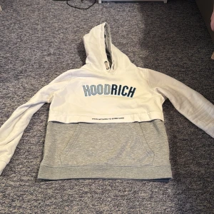 Vit och grå hoodie från Hoodrich - Har en fläck vid armen