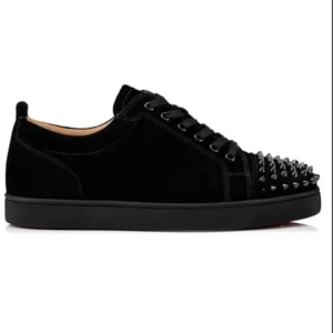 Christian Louboutin med nitar - Säljer ett par svarta sneakers i mocka från Christian Louboutin med svarta nitar på tån och klassisk röd sula. Säljer då de tyvärr är för stora för mig.