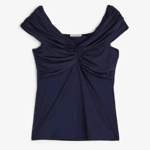 Mörkblå offshoulder topp från H&M - Säljer en mörkblå offshoulder topp från H&M. Använd fåtal gånger, storlek M