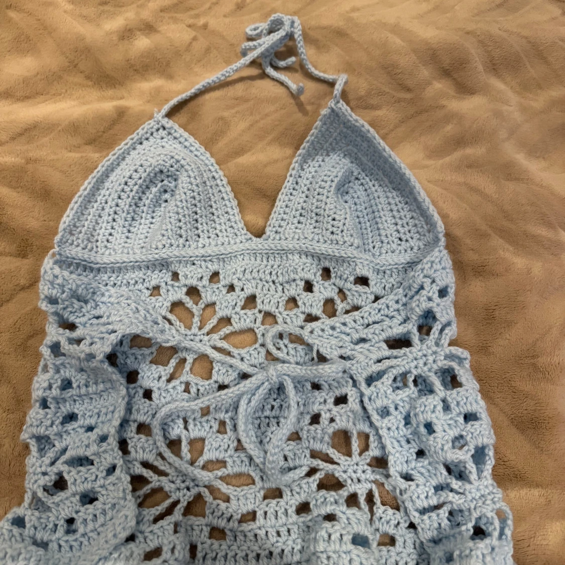 Ljusblå egenvirkad halterneck-topp - 2