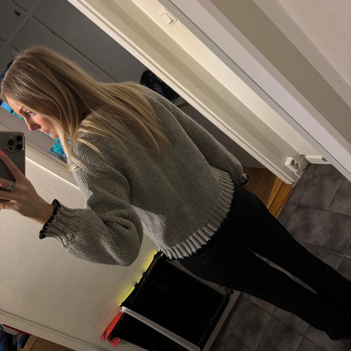 Grå stickad kofta med svarta detaljer - 3