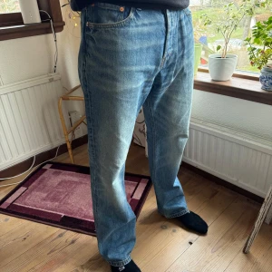 Blåa jeans ifrån Weekday  - Weekday jeans i storlek M. Modellen är 185 cm lång, vid intresse hör av er☺️🫶🏽