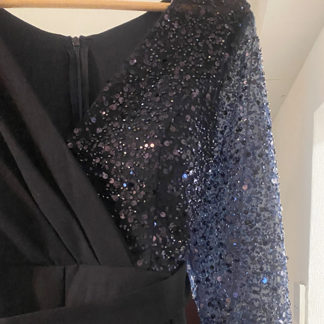 Marinblå festklänning med paljettärm - 2