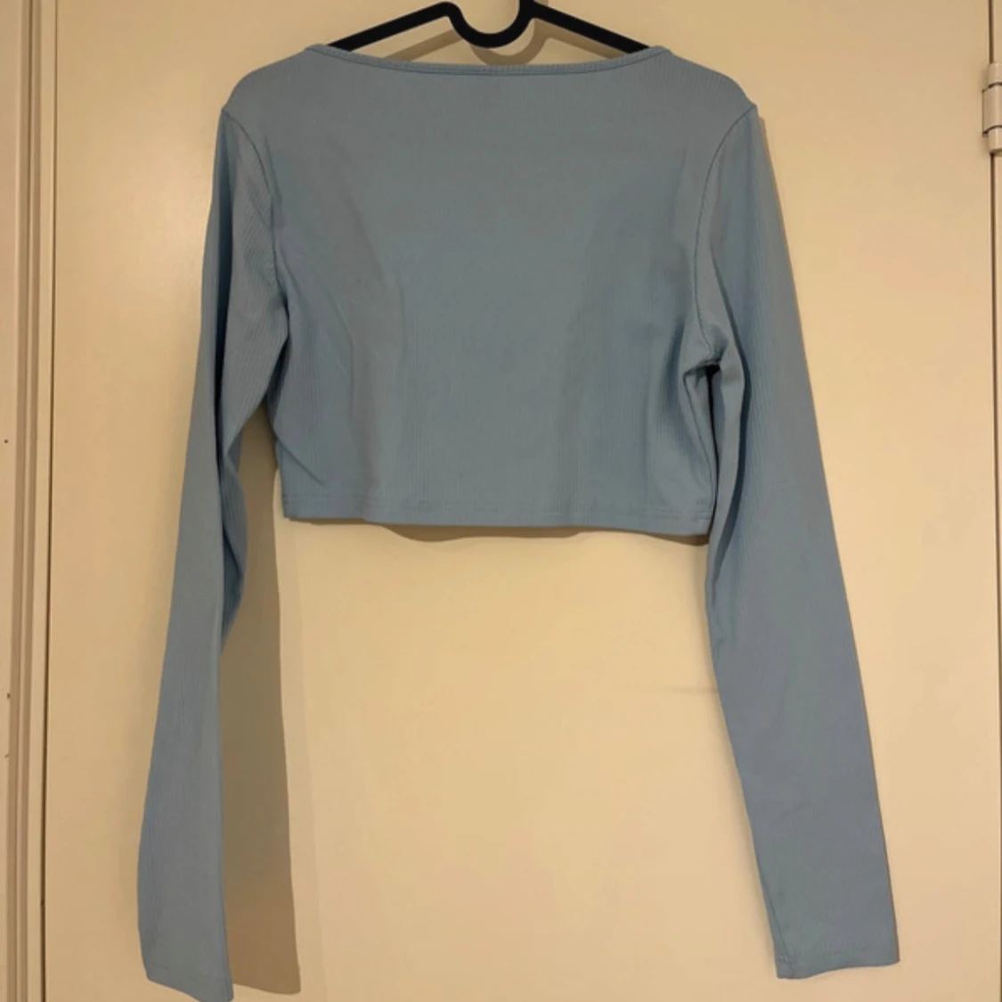 Ljusblå croppad långärmad topp - 2