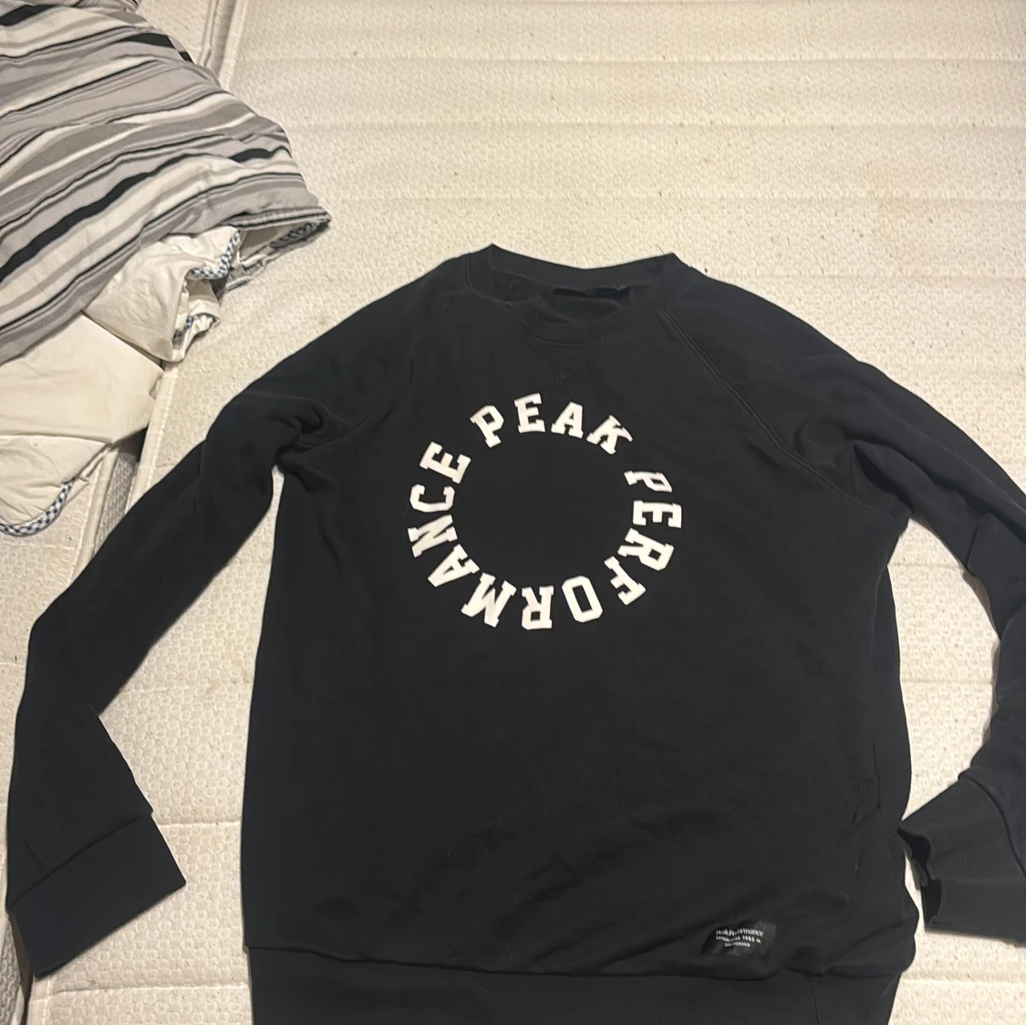 Svart sweatshirt från Peak Performance